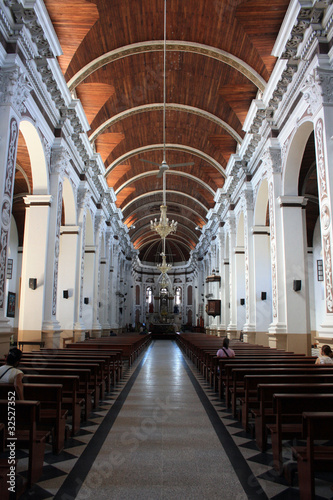 Pasillo y cupula de la catedral de Santa Cruz