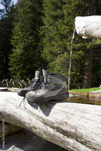 Wanderschuhe am Brunnen