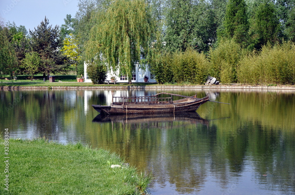 Altes Boot in den Gärten der Welt
