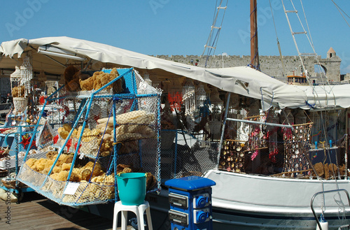 Port de Rhodes - Bateaux-boutiques dans le Port de Mandraki photo