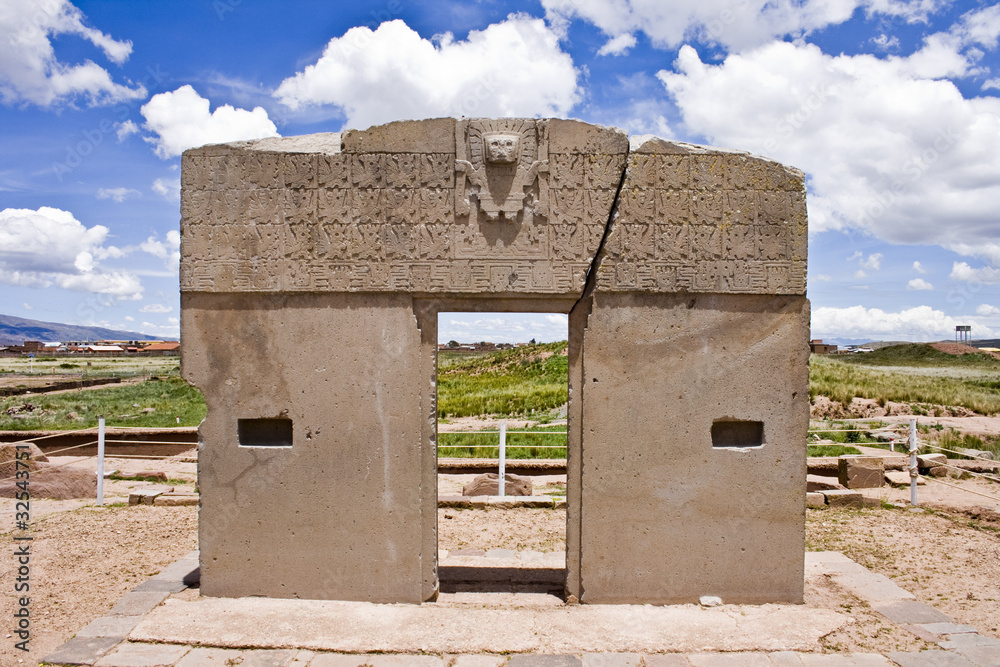 Puerta del Sol de Tiahuanaco, Bolivia foto de Stock | Adobe Stock