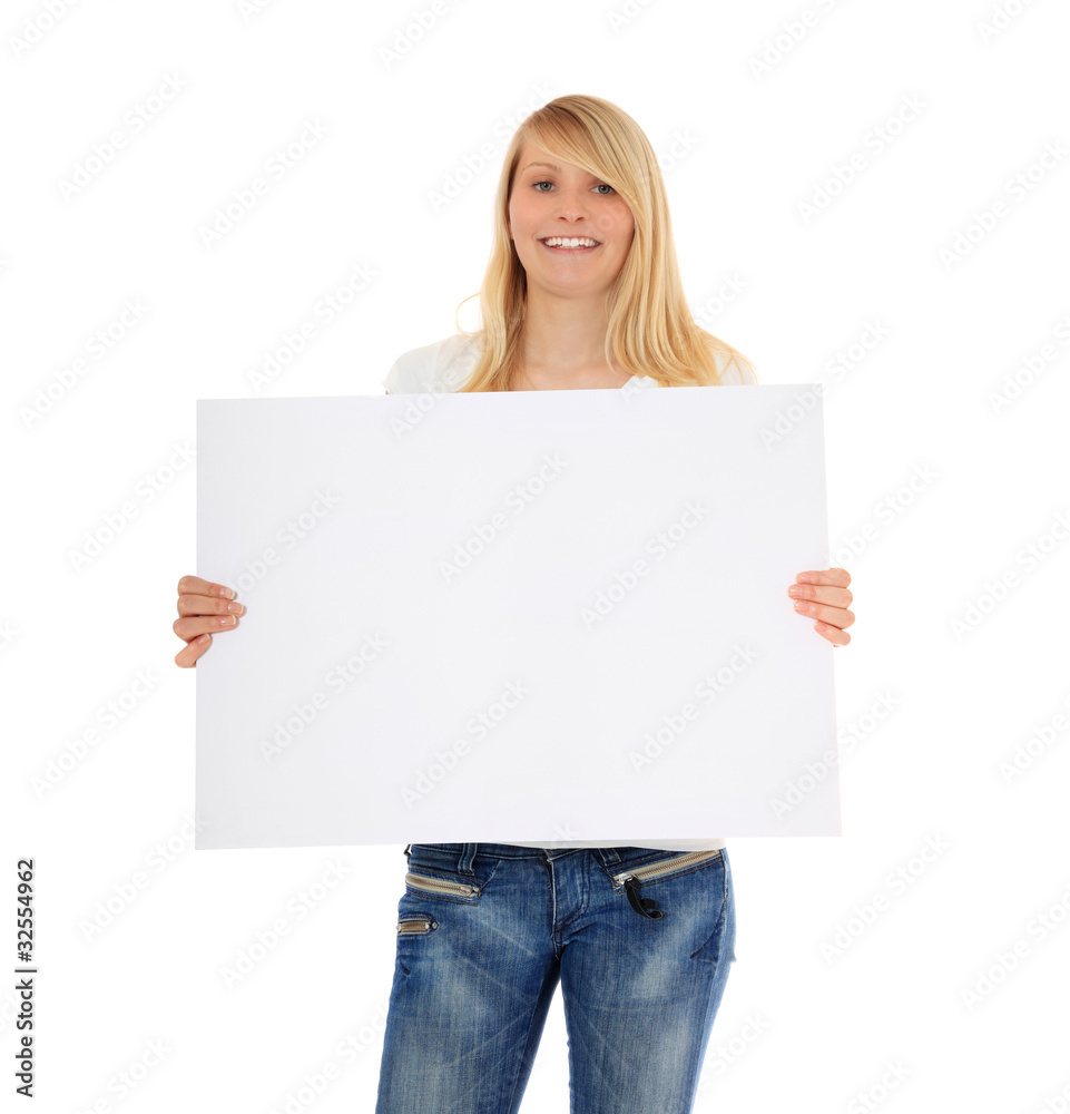 Junge Frau hält weißes Schild Junge Frau hält weißes Schild
