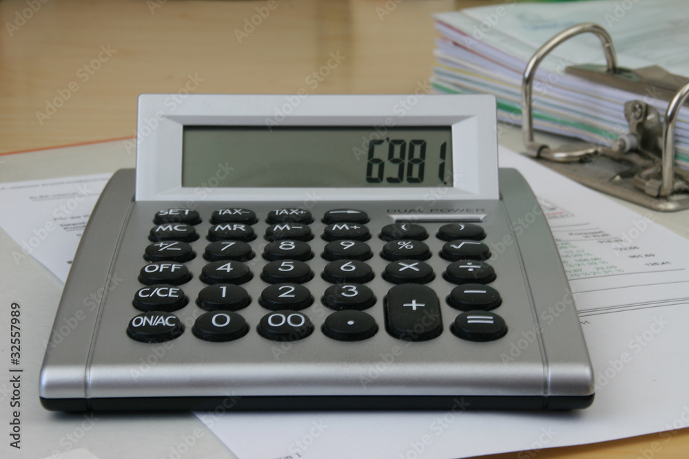 Tischrechner am Schreibtisch Tischrechner am Schreibtisch