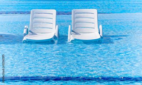 Poolliegen  im Wasser