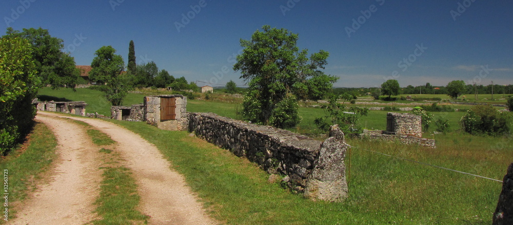 Chemin des Puits ; Quercy ; Périgord ; Midi-Pyrénées Chemin des Puits ; Quercy ; Périgord ; Midi-Pyrénées