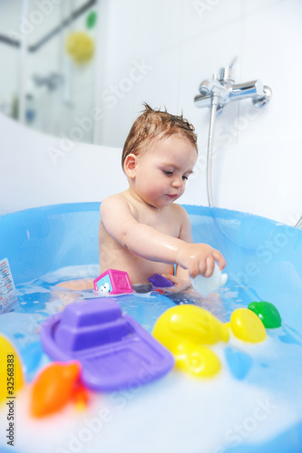 baby spielt in der badewanne