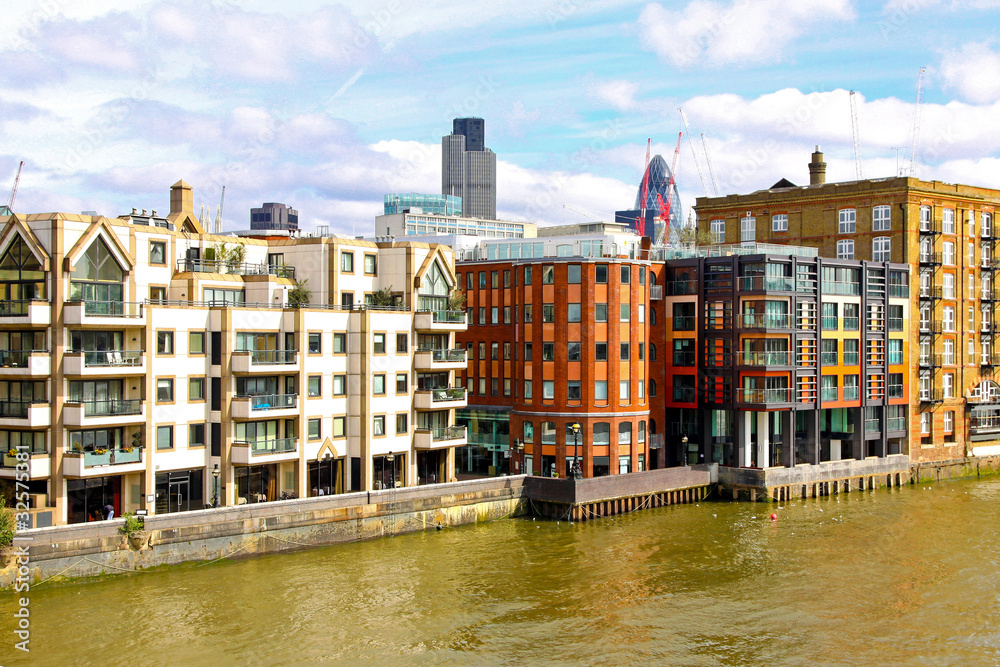 Naklejka premium By The Thames