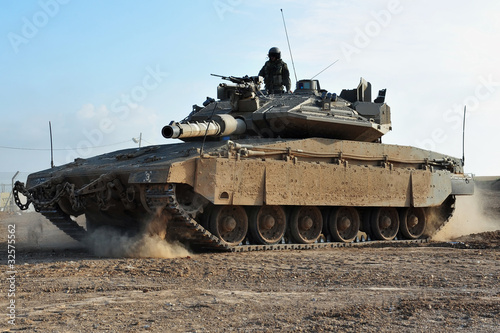 Billede på lærred Man in field with tank and weapons