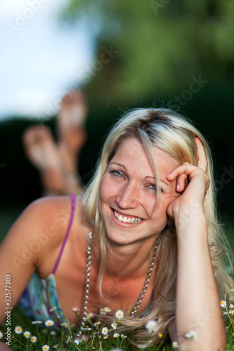 junge Frau in einem Sommerkleid auf einer Wiese