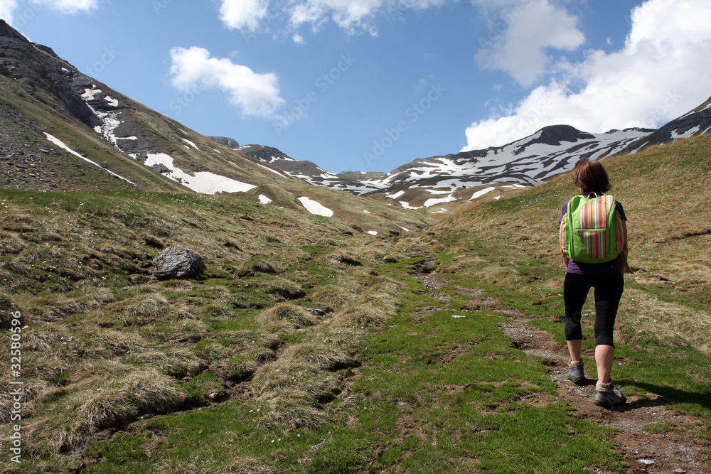 Femme pratiquant la randonnée en montagne