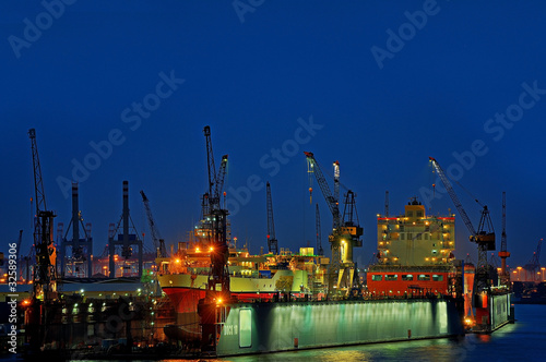 Werft in Hamburg bei Nacht