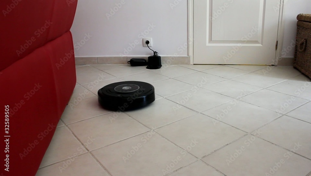 Aspirateur robot sortant de sa base