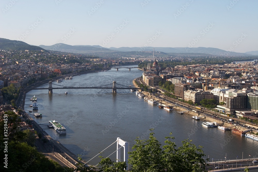 Fototapeta premium Panorama Budapesztu ze Wzgórza Gellerta