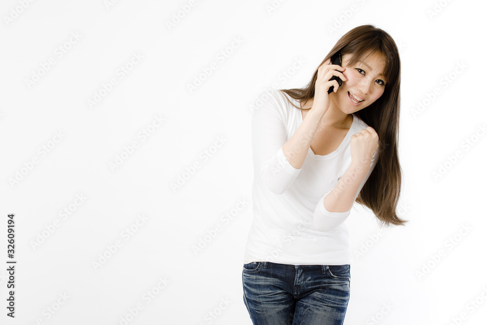 スマートフォンとガッツポーズの女性 スマートフォンとガッツポーズの女性