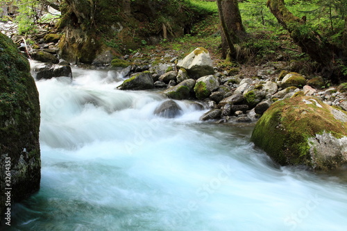 torrente con acqua turchese photo