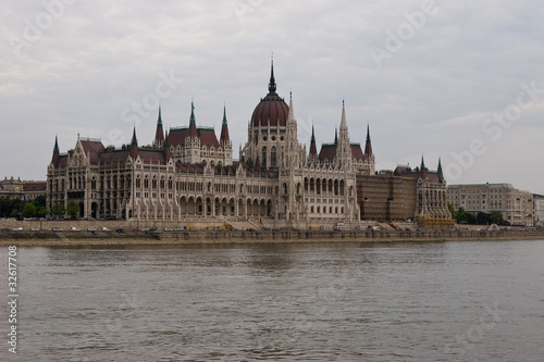 Budapeszt - widok Parlamentu znad Dunaju #32617708