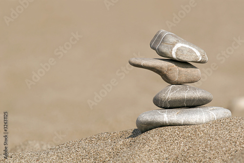 Steinstapel im Sand
