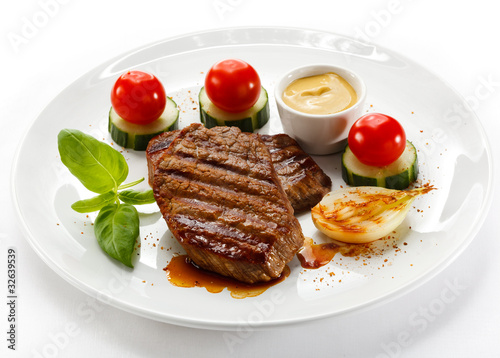 Grilled steak and vegetables
