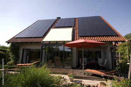 Wohnhaus mit Solarzellen © haitaucher39