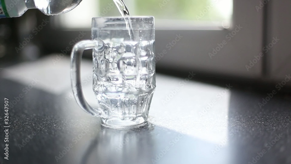 glas läuft über, zu viel wasser - das maß ist voll