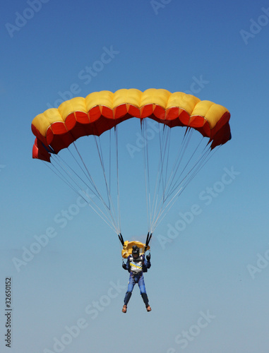 Fotografia parachutist  against the blue sky