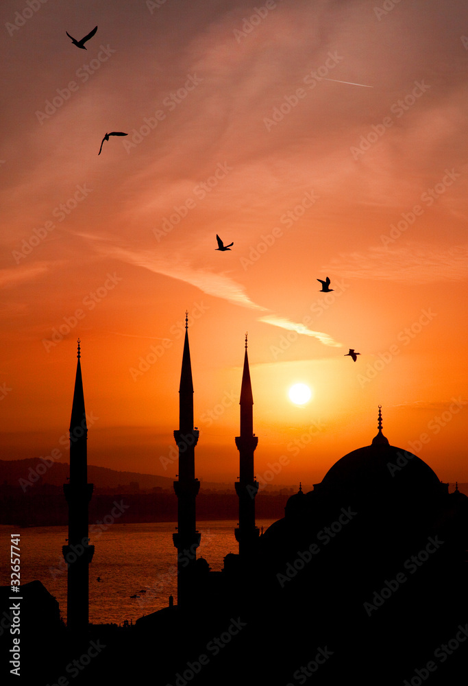 Fototapeta premium Widok na meczet podczas zachodu słońca w Stambule