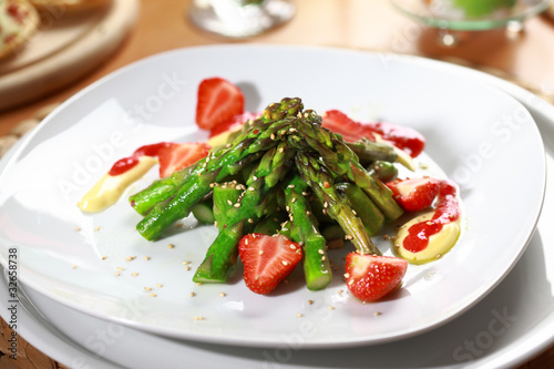 Caramelized asparagus with strawberry