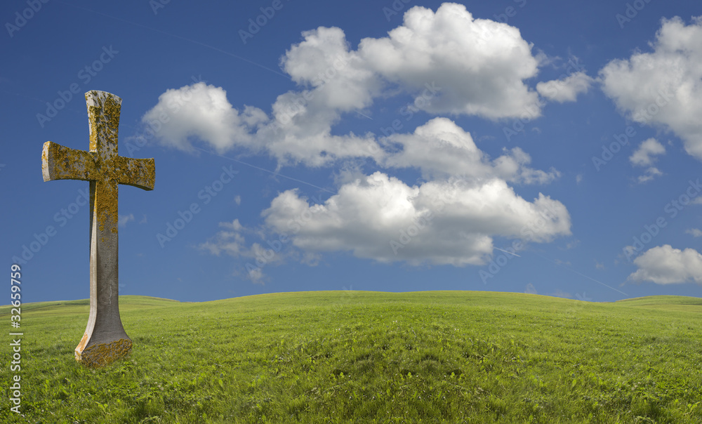 kreuz mit grüner wiese und blauem wolkenhimmel kreuz mit grüner wiese und blauem wolkenhimmel