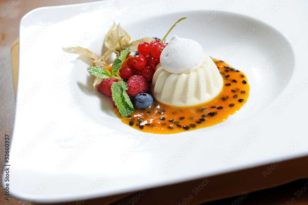 ice cream with fresh berries, fruit ice cream with fresh berries, fruit
