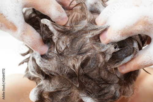 Haarwäsche mit Kopfmassage