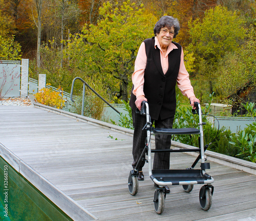 rollator oma glücklich pool