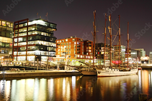Hamburg Hafencity Nachtaufnahme photo