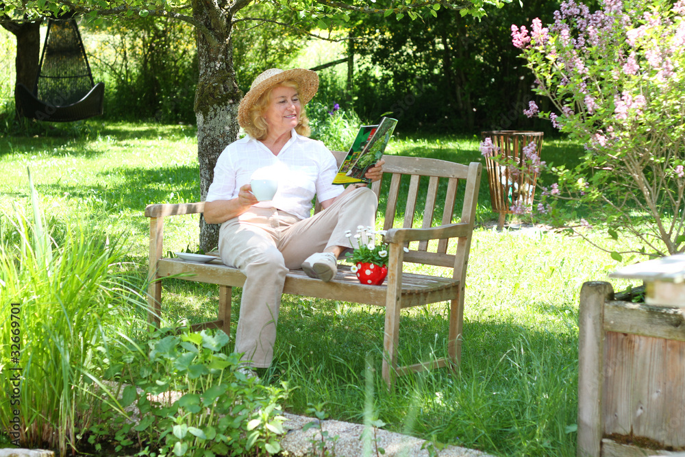 Im Garten entspannen StockFoto Adobe Stock