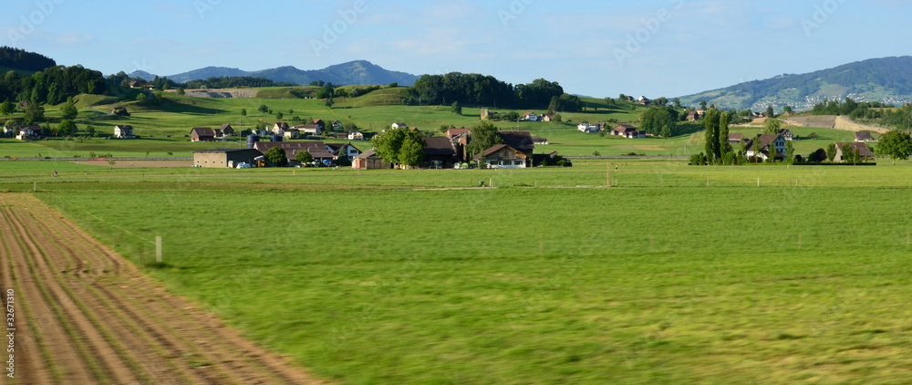 suisse agraire vue d'une fenêtre de train