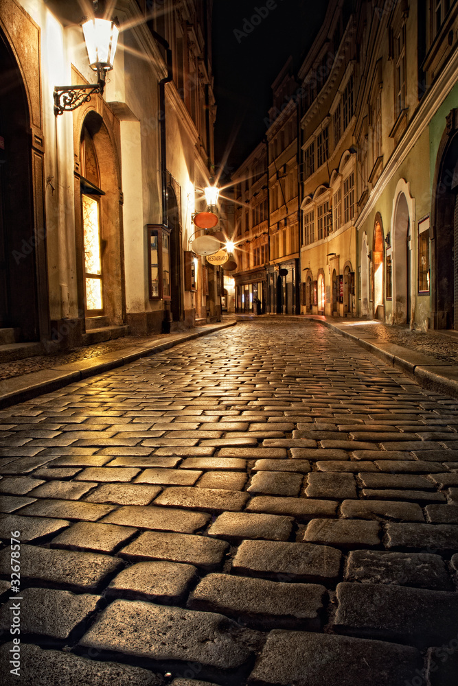 Naklejka premium wąska uliczka z latarniami w Pradze w nocy
