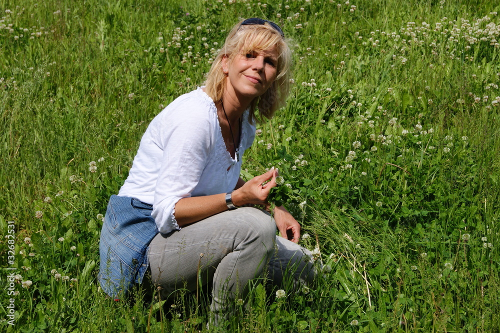 Fototapeta premium Frau auf Blumenwiese