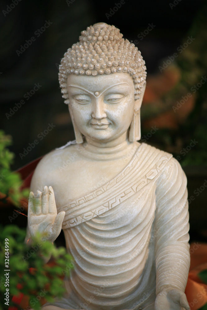 Figur eines Buddha im Garten