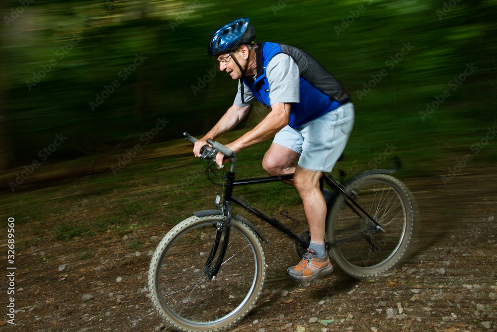 Senior auf dem Mountain Bike