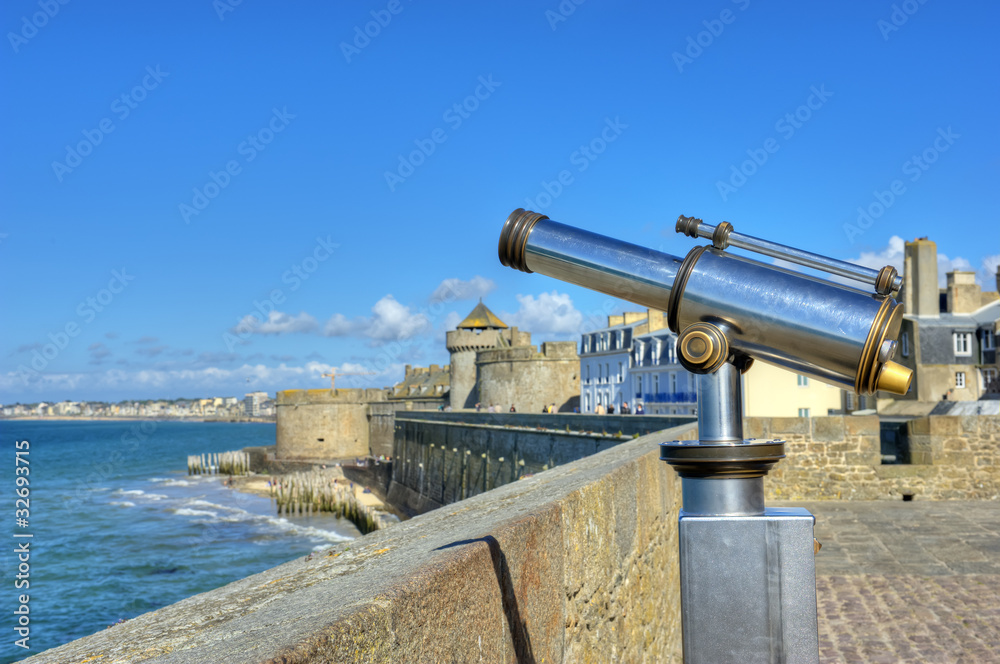 Longue-vue et les remparts