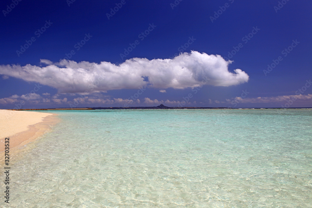水納島の透き通った美しい海と大きな雲