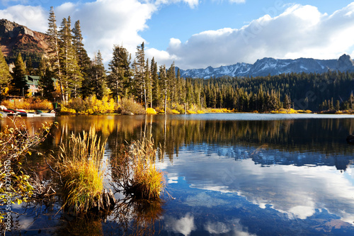 Fototapeta Naklejka Na Ścianę i Meble -  Autumn lake