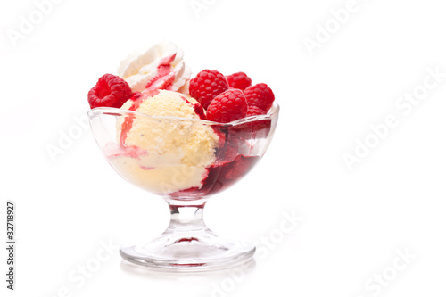 Eisbecher mit Himbeeren mit Freiraum photo