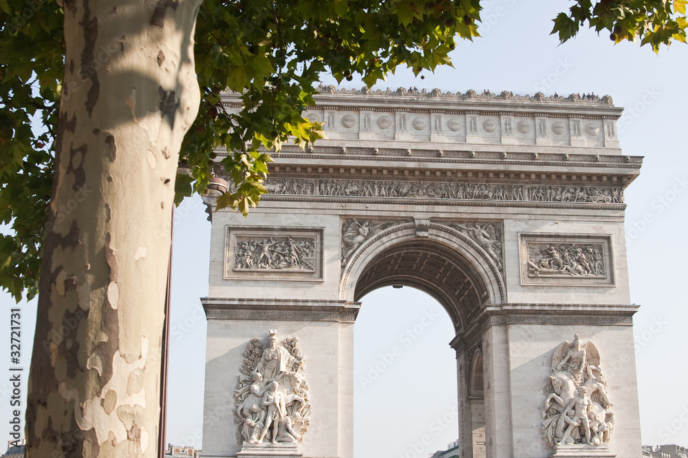 Obraz premium view of the Arc de Triomphe in Paris, France.
