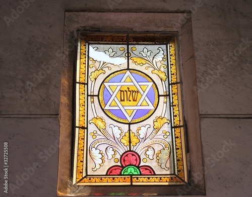 Etoile de David, vitrail d'un caveau du cimetière du Montparnasse à Paris