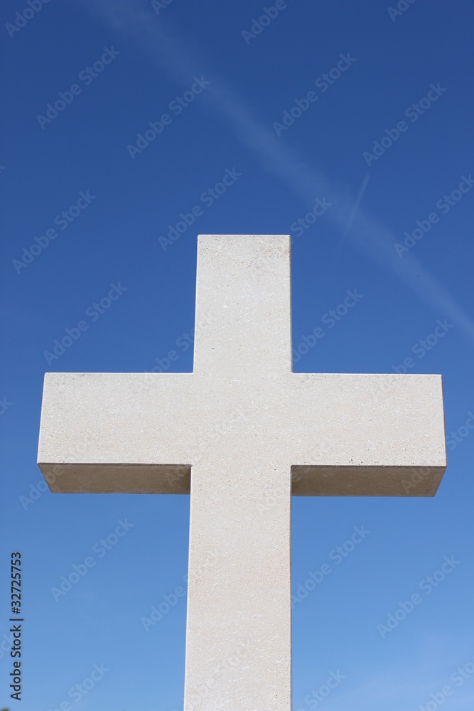 Croix blanche d'une tombe au cimetière du Montparnasse à Paris