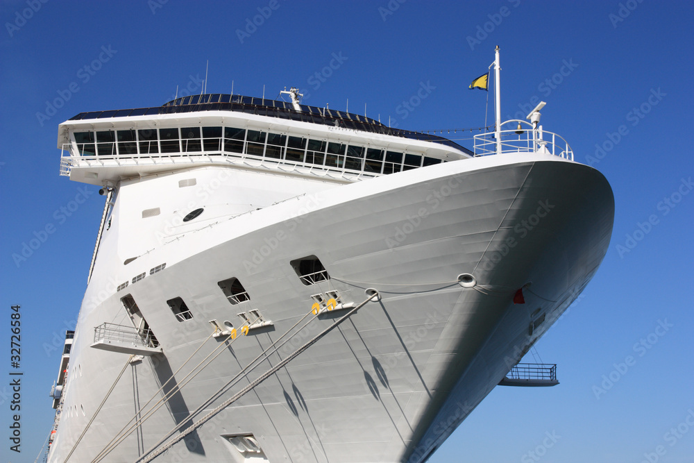 Naklejka premium aft of cruise ship against clear blue sky