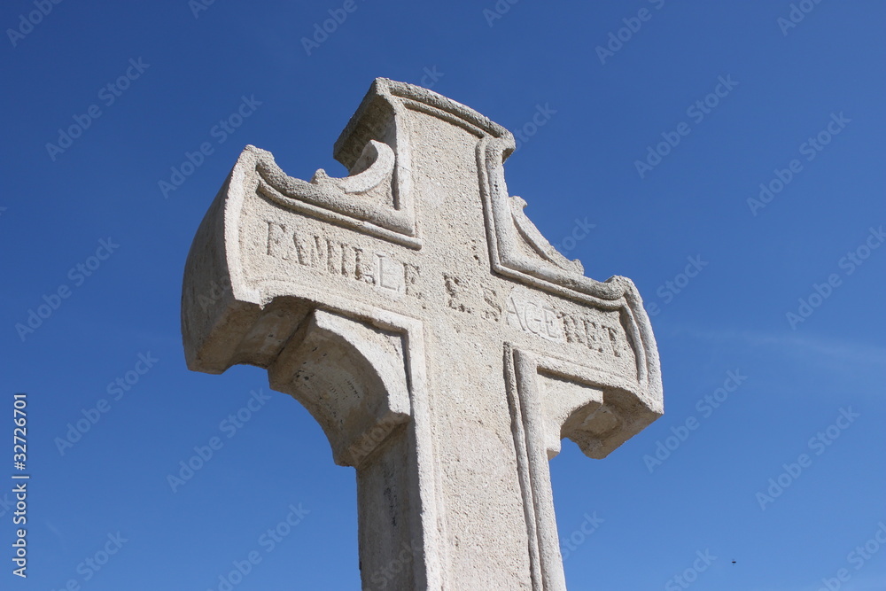 Croix d'une tombe au cimetière du Montparnasse à Paris