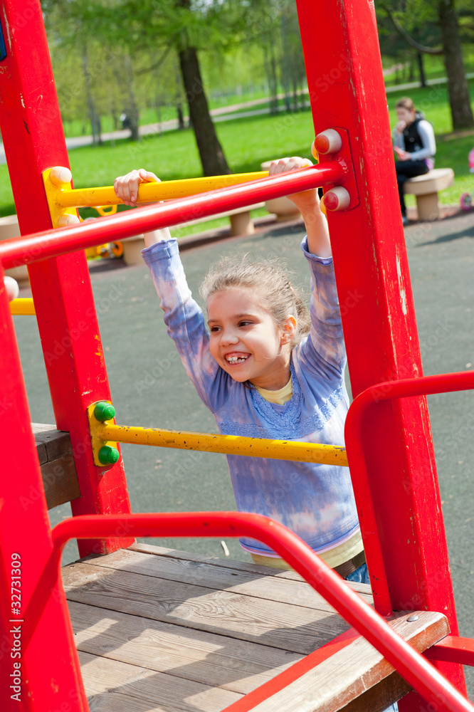 Obraz premium Girl having fun in playground