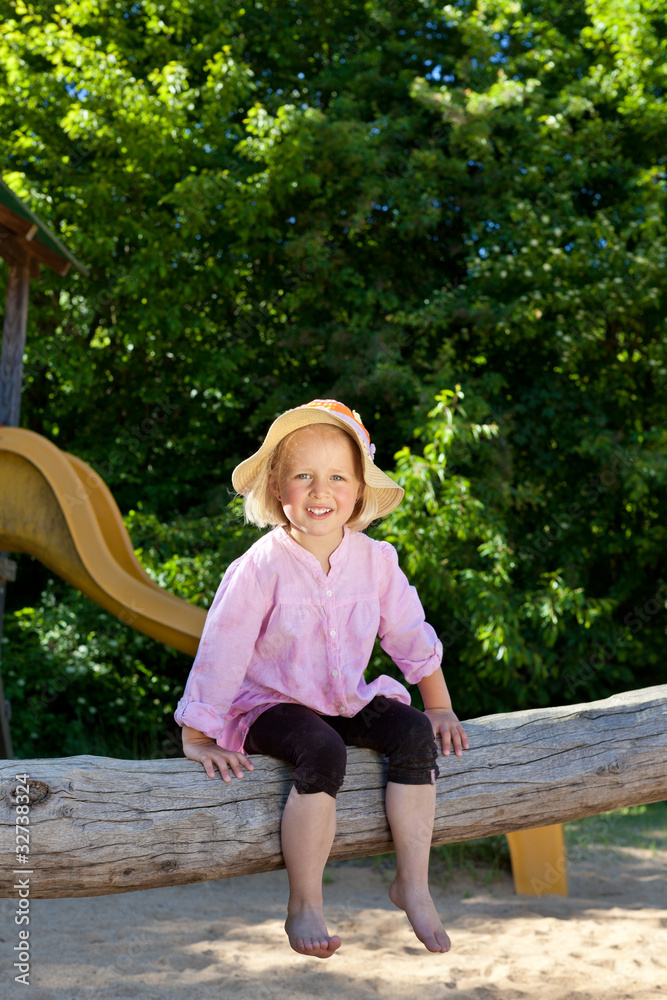 Obraz premium kindergartenkind auf dem spielplatz