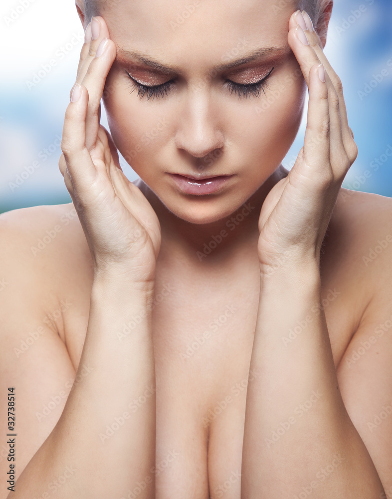 woman having migraine - obrazy, fototapety, plakaty 